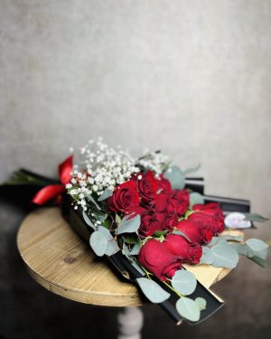 1 dozen red roses wrap bouquet
