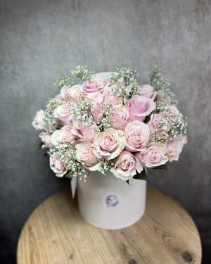 Light pink roses box